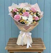 Букет цветов из:  Гвоздики, Орхидеи и Розы в Новопластуновской