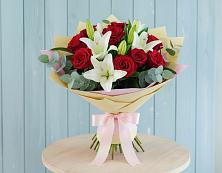 Букет цветов из:  Лилии и Розы в Новопластуновской