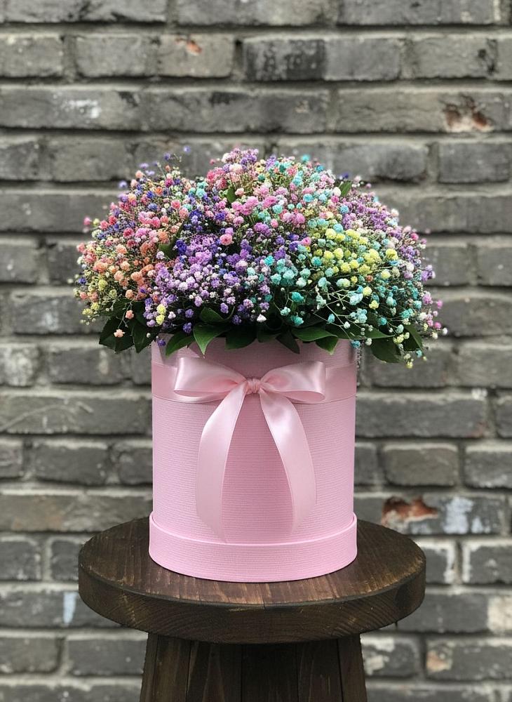 Цветочная композиция из Гипсофила и Розы в шляпной коробке в Новопластуновской