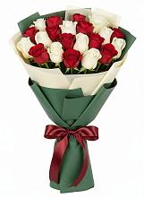 Букет Микс из красных и белых роз в Новопластуновской