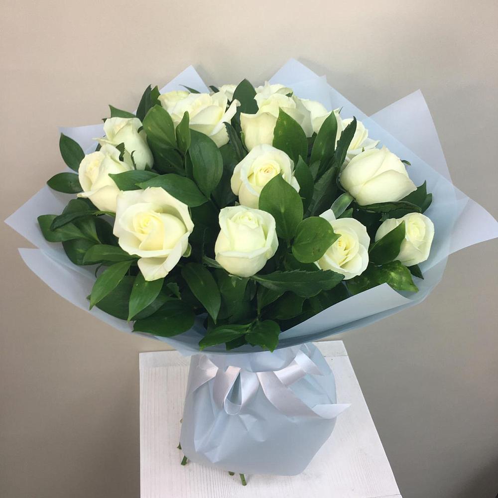 Букет 15 Белых роз Проуд в Новопластуновской