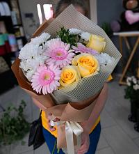 Букет цветов из:  Герберы, Розы и Хризантемы в Новопластуновской