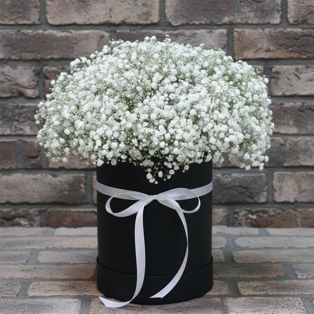 Цветочная композиция из Гипсофила в шляпной коробке в Новопластуновской