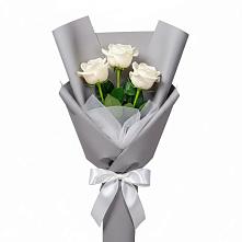 Букет 3 белые розы в Новопластуновской
