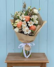 Букет цветов из:  Альстромерии, Лизиантусы, Розы и Хризантемы в Новопластуновской