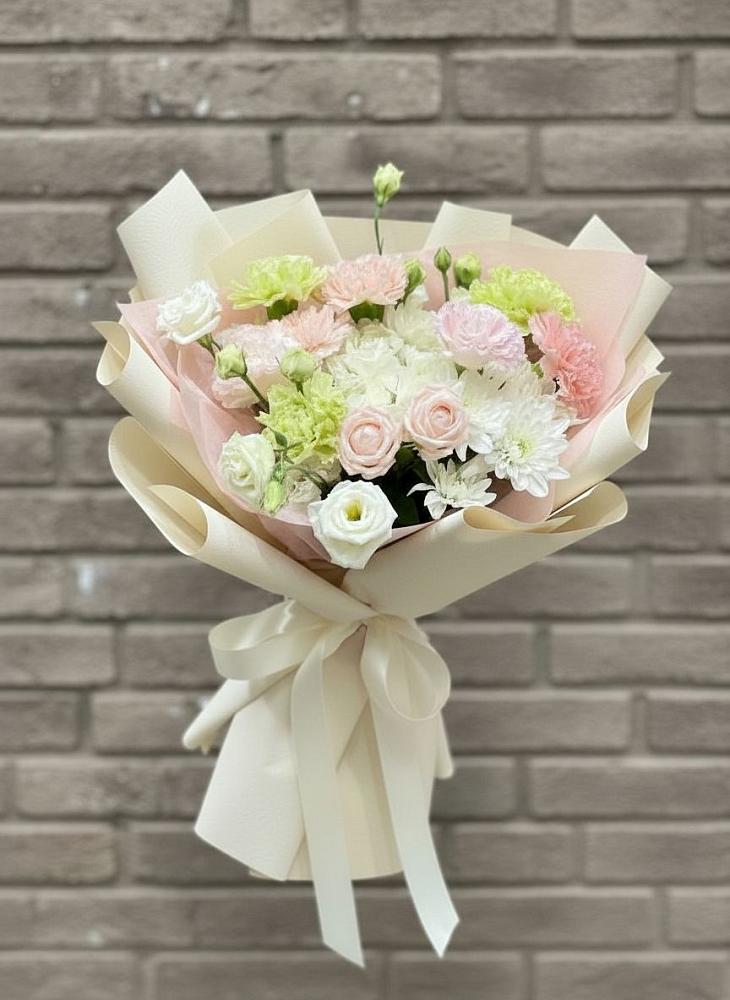 Букет цветов из: Гвоздики, Розы, Лизиантусы и Хризантемы в Новопластуновской