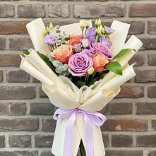 Букет цветов из:  Лизиантусы и Розы в Новопластуновской