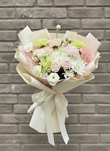 Букет цветов из:  Гвоздики, Розы, Лизиантусы и Хризантемы в Новопластуновской