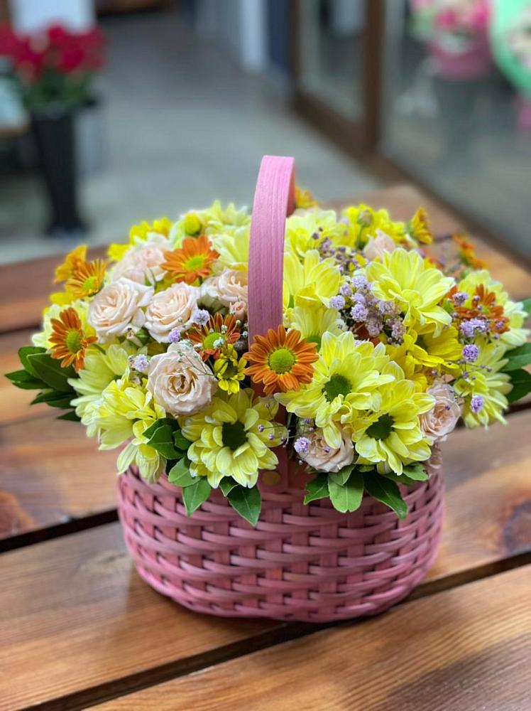 Цветочная композиция из Хризантемы и Розы в корзине в Новопластуновской