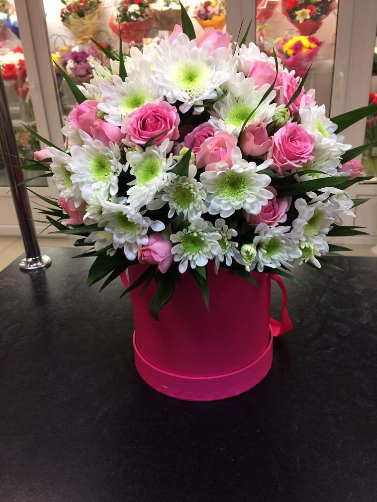 Цветочная композиция из Розы и Хризантемы в шляпной коробке в Новопластуновской