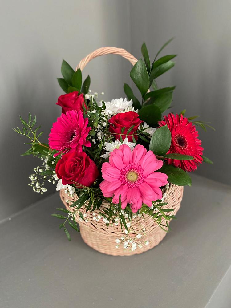 Цветочная композиция из Розы, Хризантемы и Герберы в корзине в Новопластуновской