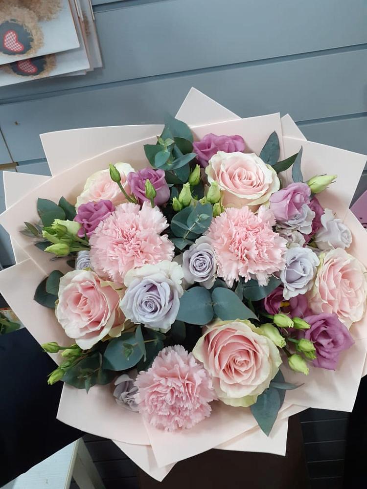 Букет цветов из: Розы, Гвоздики и Лизиантусы в Новопластуновской